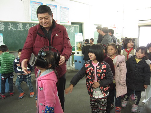 科普大篷车进校园 万名师生尽享科技盛宴